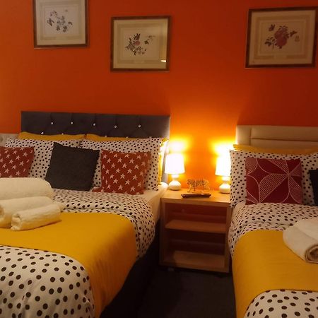 Ideal Home & Cottage Inviting 4 Bedroom Apartments Уолсолл Экстерьер фото