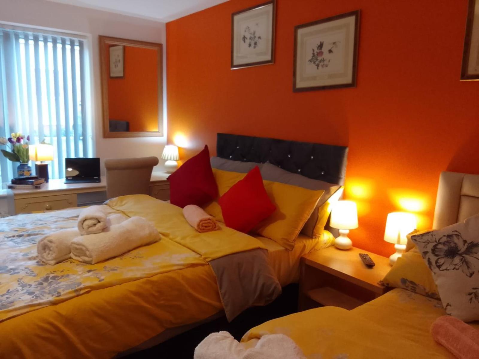 Ideal Home & Cottage Inviting 4 Bedroom Apartments Уолсолл Экстерьер фото