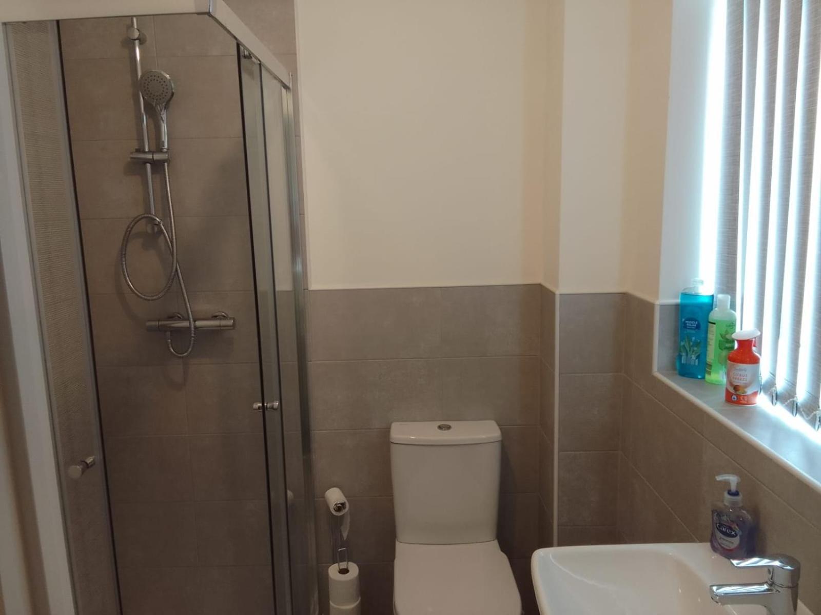Ideal Home & Cottage Inviting 4 Bedroom Apartments Уолсолл Экстерьер фото