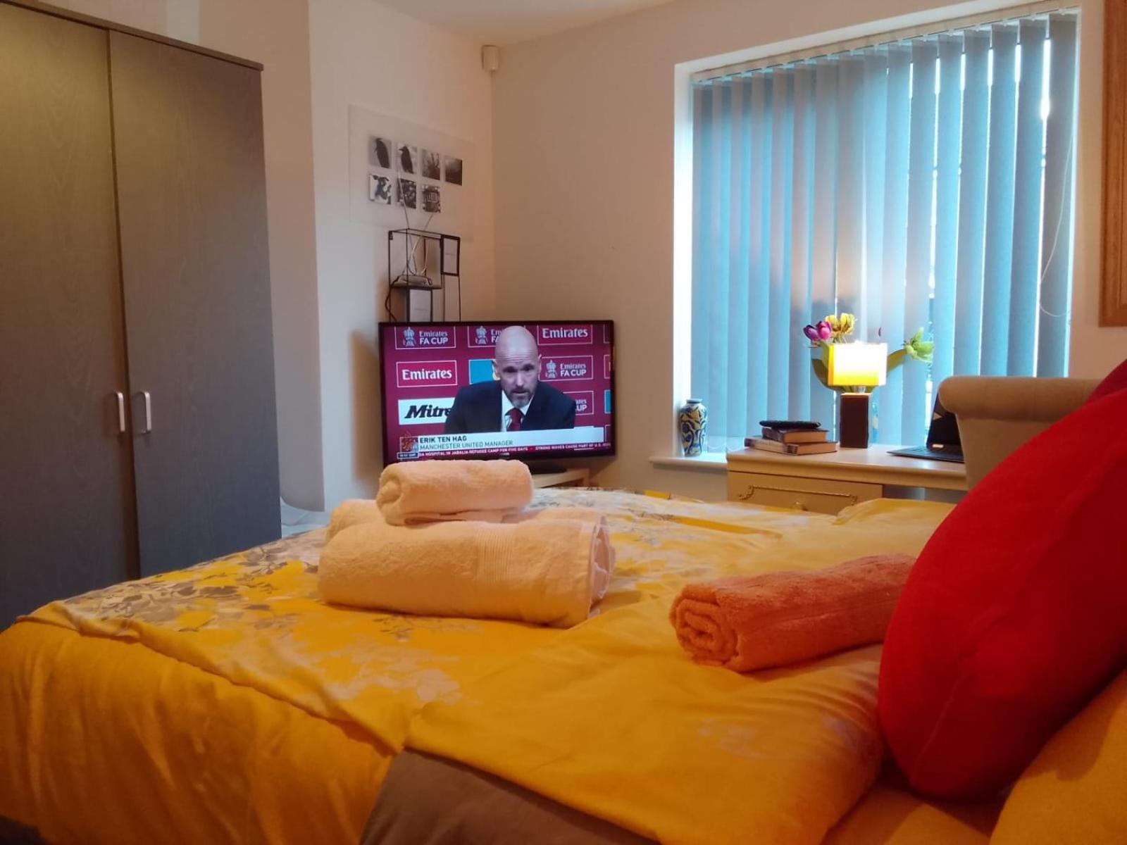 Ideal Home & Cottage Inviting 4 Bedroom Apartments Уолсолл Экстерьер фото