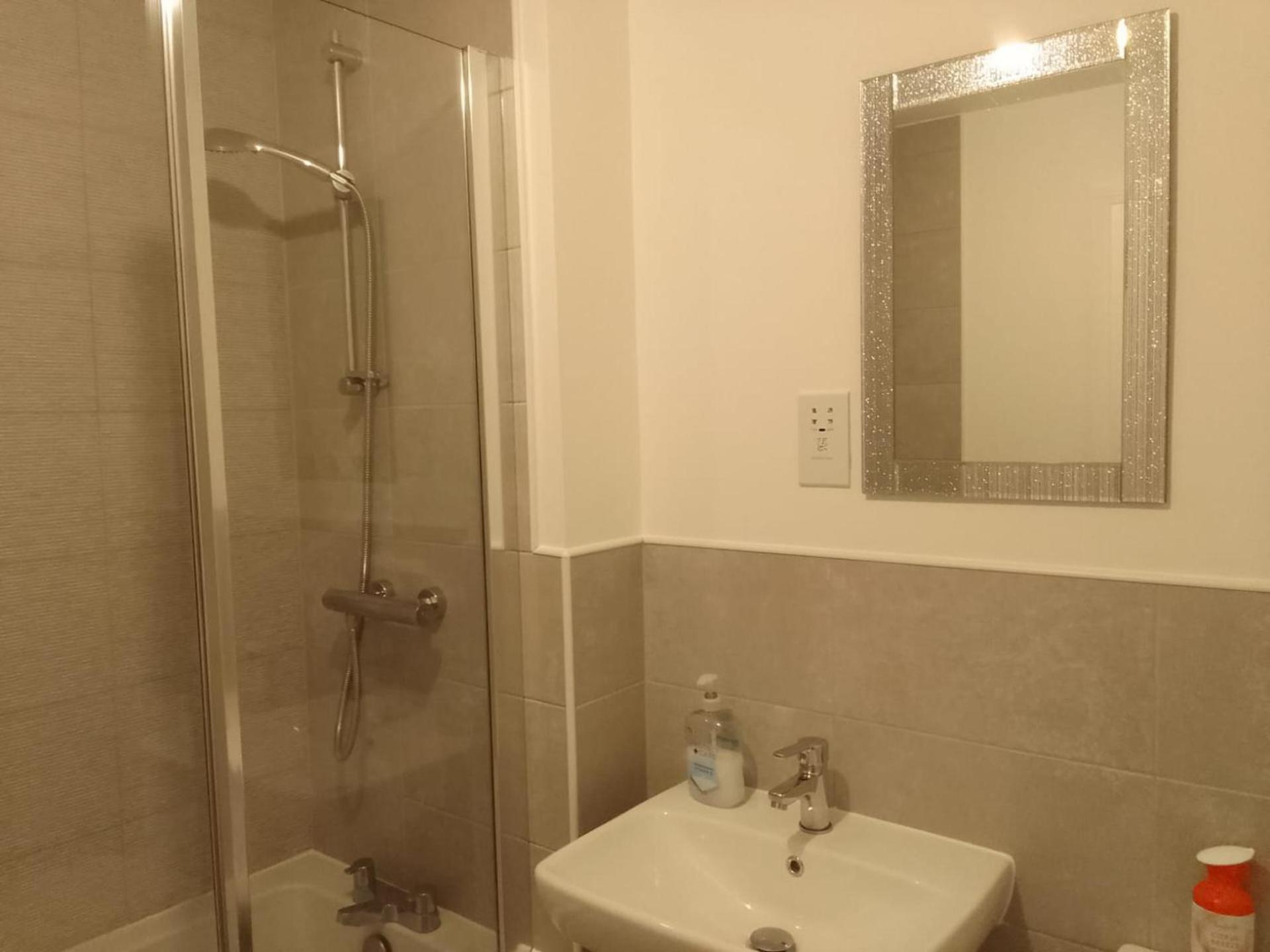 Ideal Home & Cottage Inviting 4 Bedroom Apartments Уолсолл Экстерьер фото