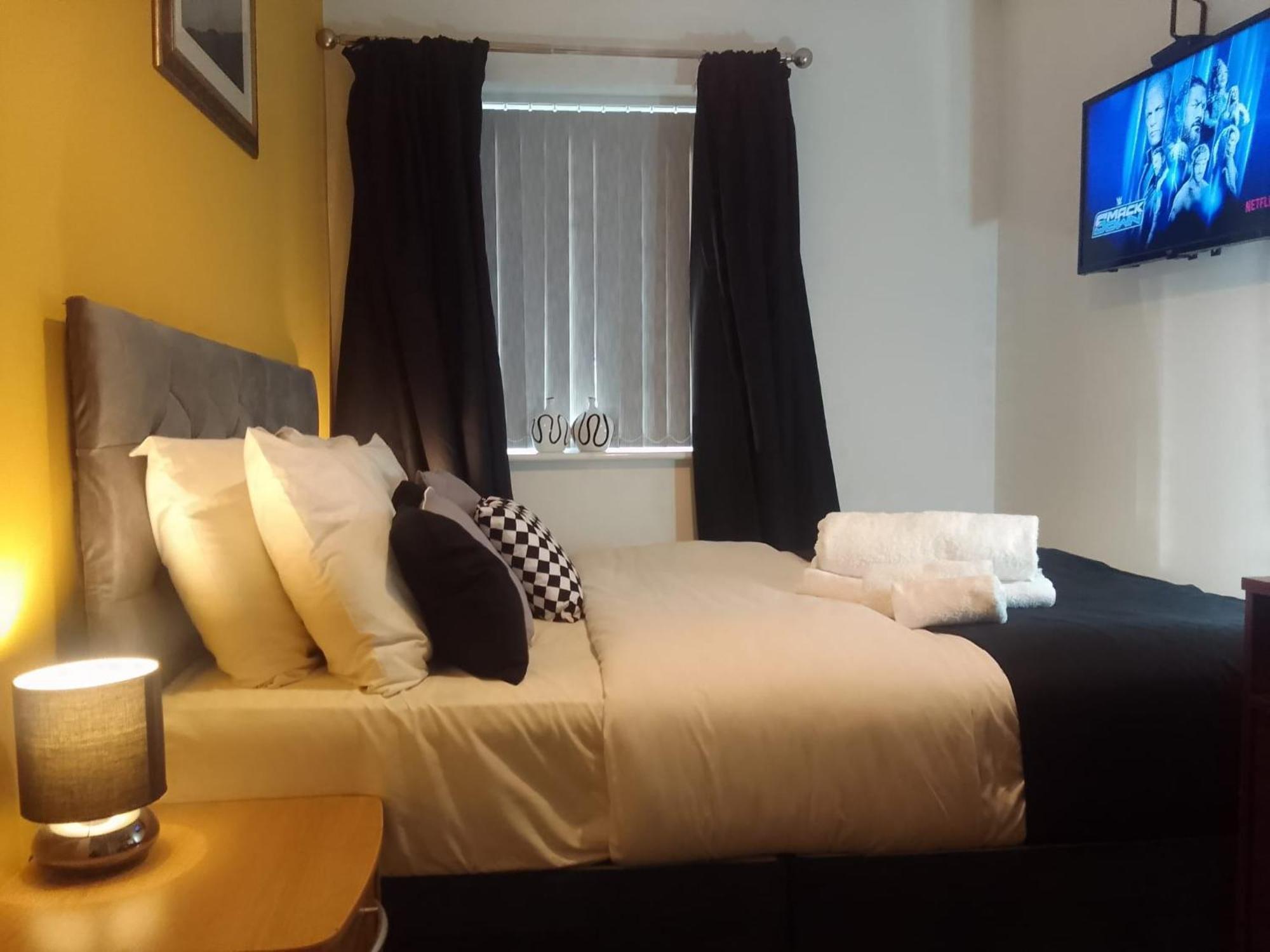 Ideal Home & Cottage Inviting 4 Bedroom Apartments Уолсолл Экстерьер фото