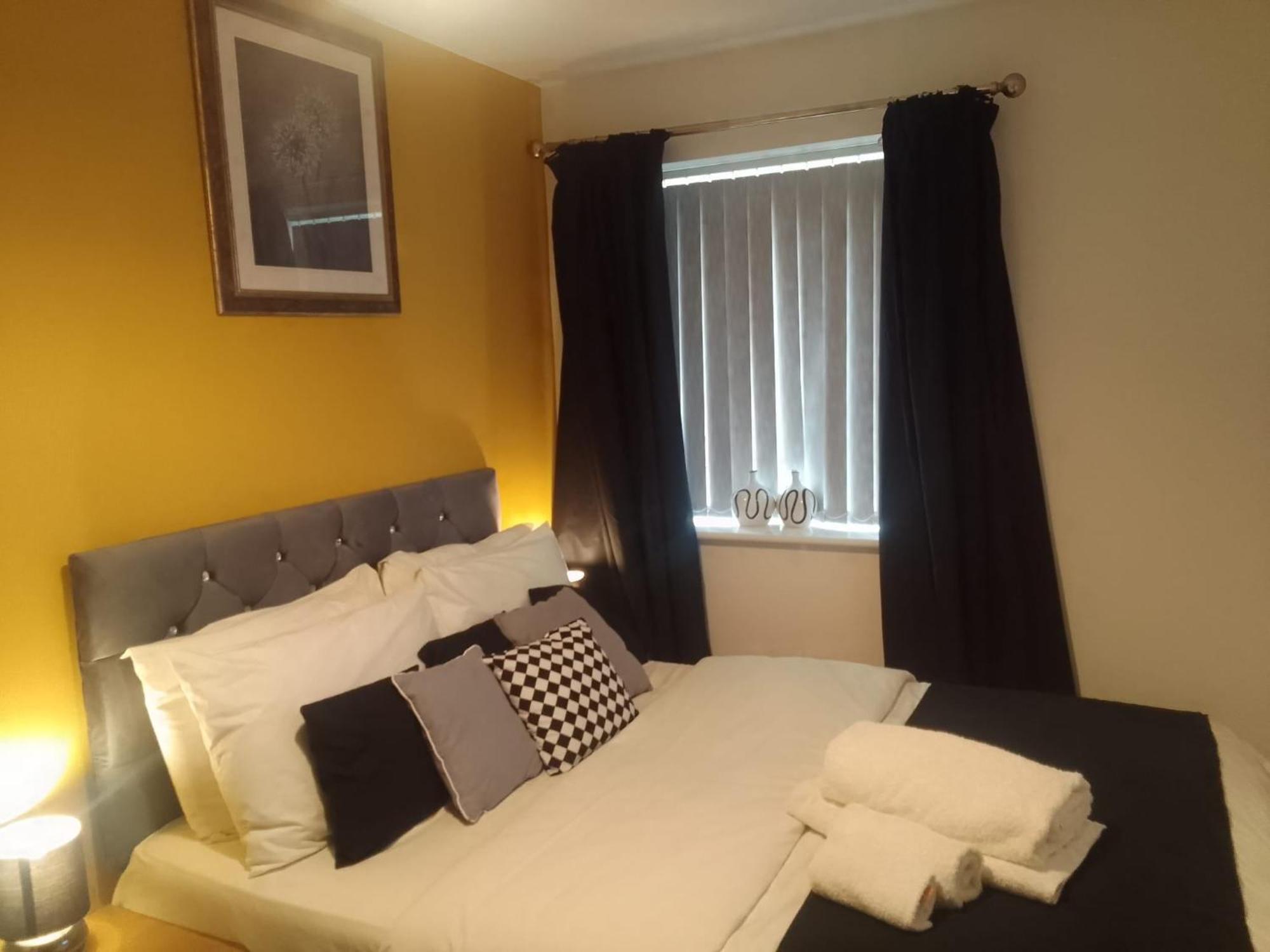 Ideal Home & Cottage Inviting 4 Bedroom Apartments Уолсолл Экстерьер фото