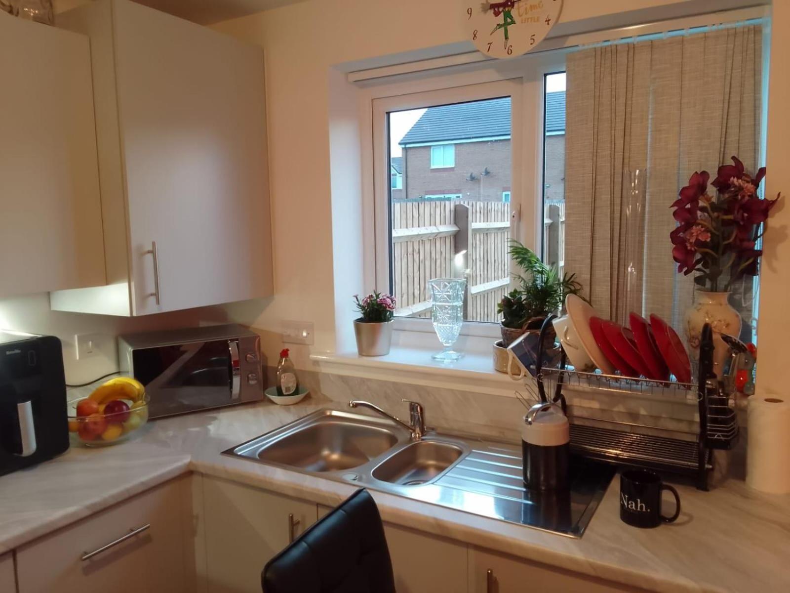 Ideal Home & Cottage Inviting 4 Bedroom Apartments Уолсолл Экстерьер фото