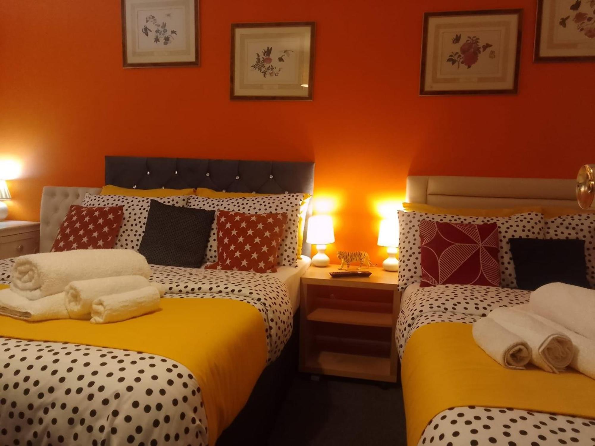 Ideal Home & Cottage Inviting 4 Bedroom Apartments Уолсолл Экстерьер фото
