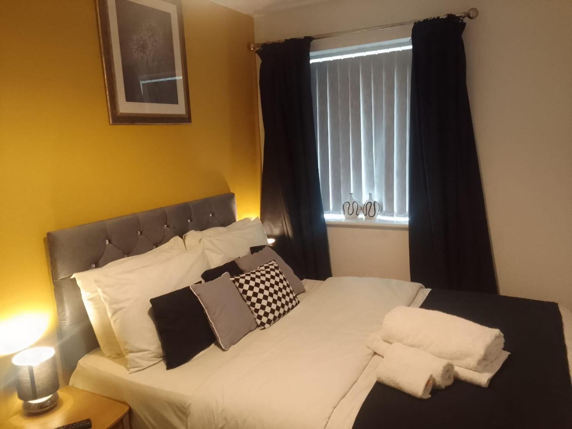 Ideal Home & Cottage Inviting 4 Bedroom Apartments Уолсолл Экстерьер фото