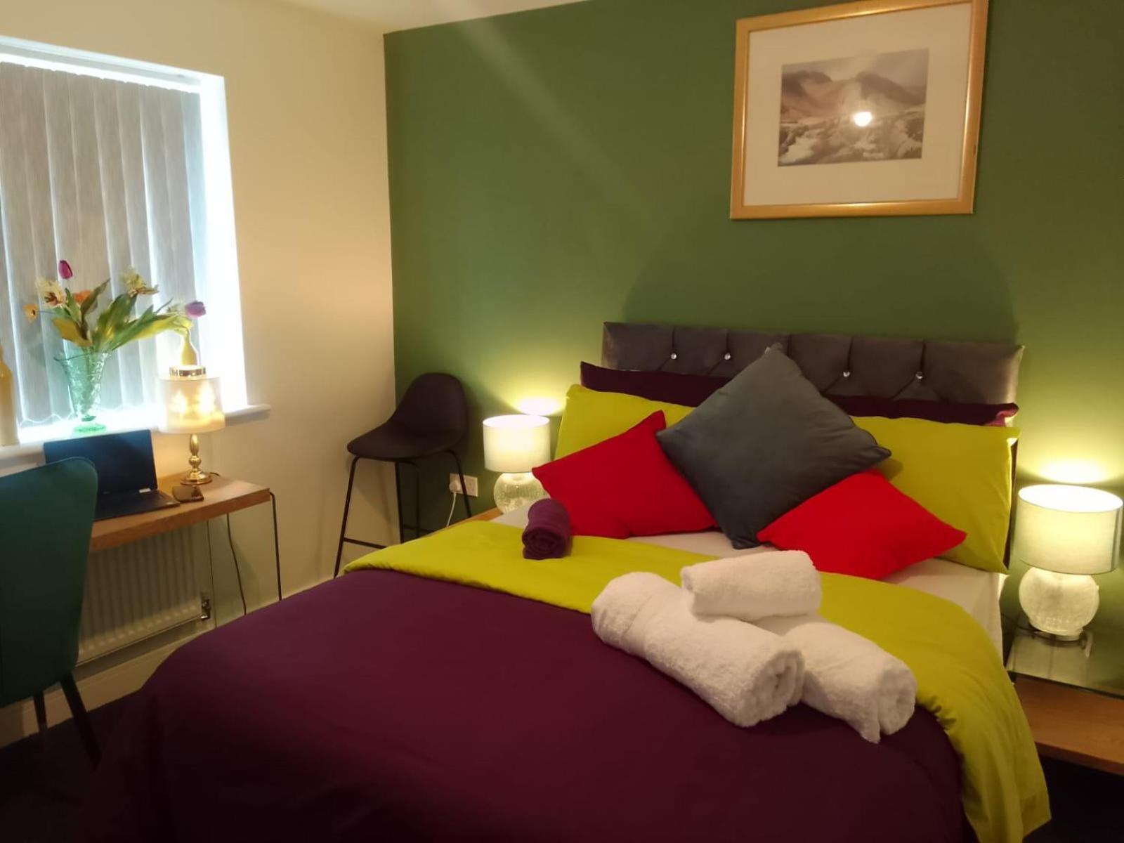 Ideal Home & Cottage Inviting 4 Bedroom Apartments Уолсолл Экстерьер фото