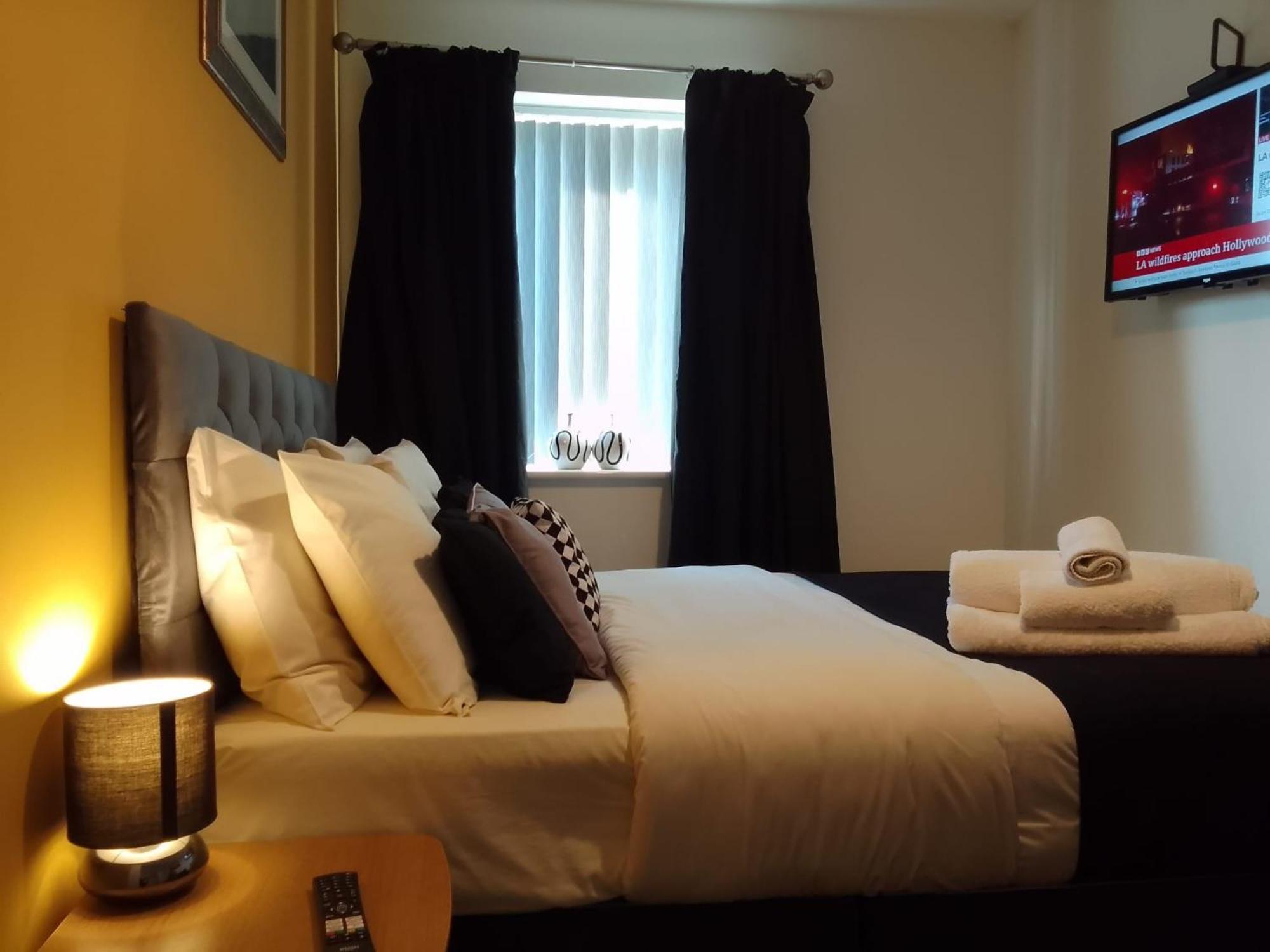 Ideal Home & Cottage Inviting 4 Bedroom Apartments Уолсолл Экстерьер фото