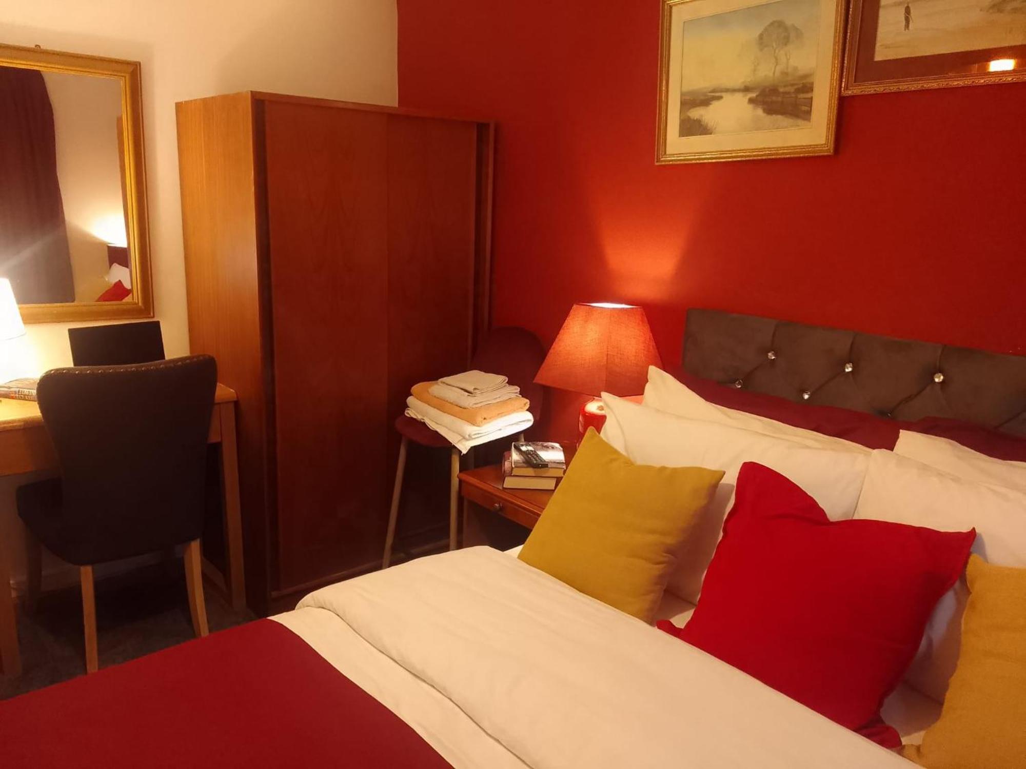 Ideal Home & Cottage Inviting 4 Bedroom Apartments Уолсолл Экстерьер фото